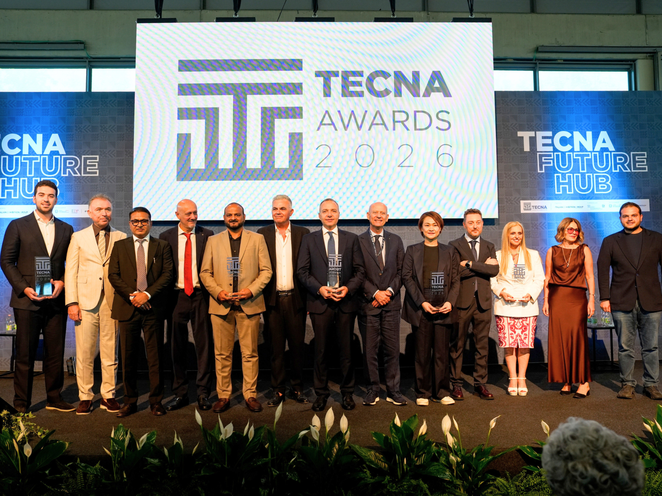Vincitori e finalisti dei TECNA Awards 2026 riuniti sul palco durante la cerimonia di premiazione, il riconoscimento internazionale che valorizza innovazione tecnologica, sostenibilità, nuovi prodotti e l’eccellenza della filiera ceramica mondiale.