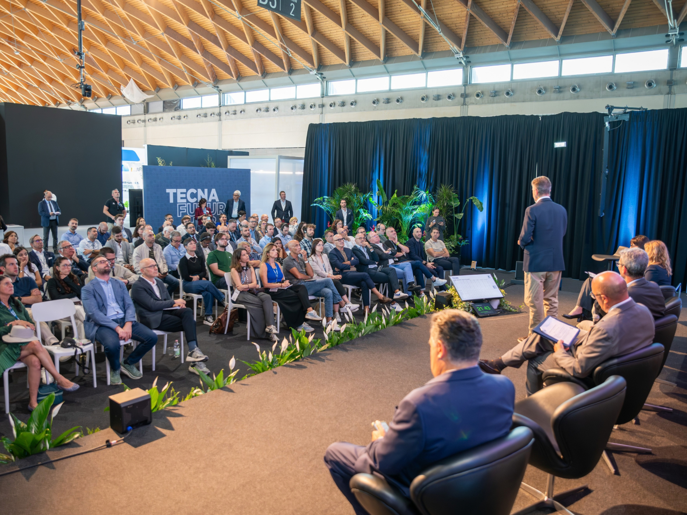 Pubblico assiste a una conferenza all’interno del TECNA Future Hub, l’area di TECNA dedicata a contenuti, convegni e momenti di confronto su digitalizzazione, sostenibilità, intralogistica, Industria 4.0 e innovazione per la filiera ceramica.