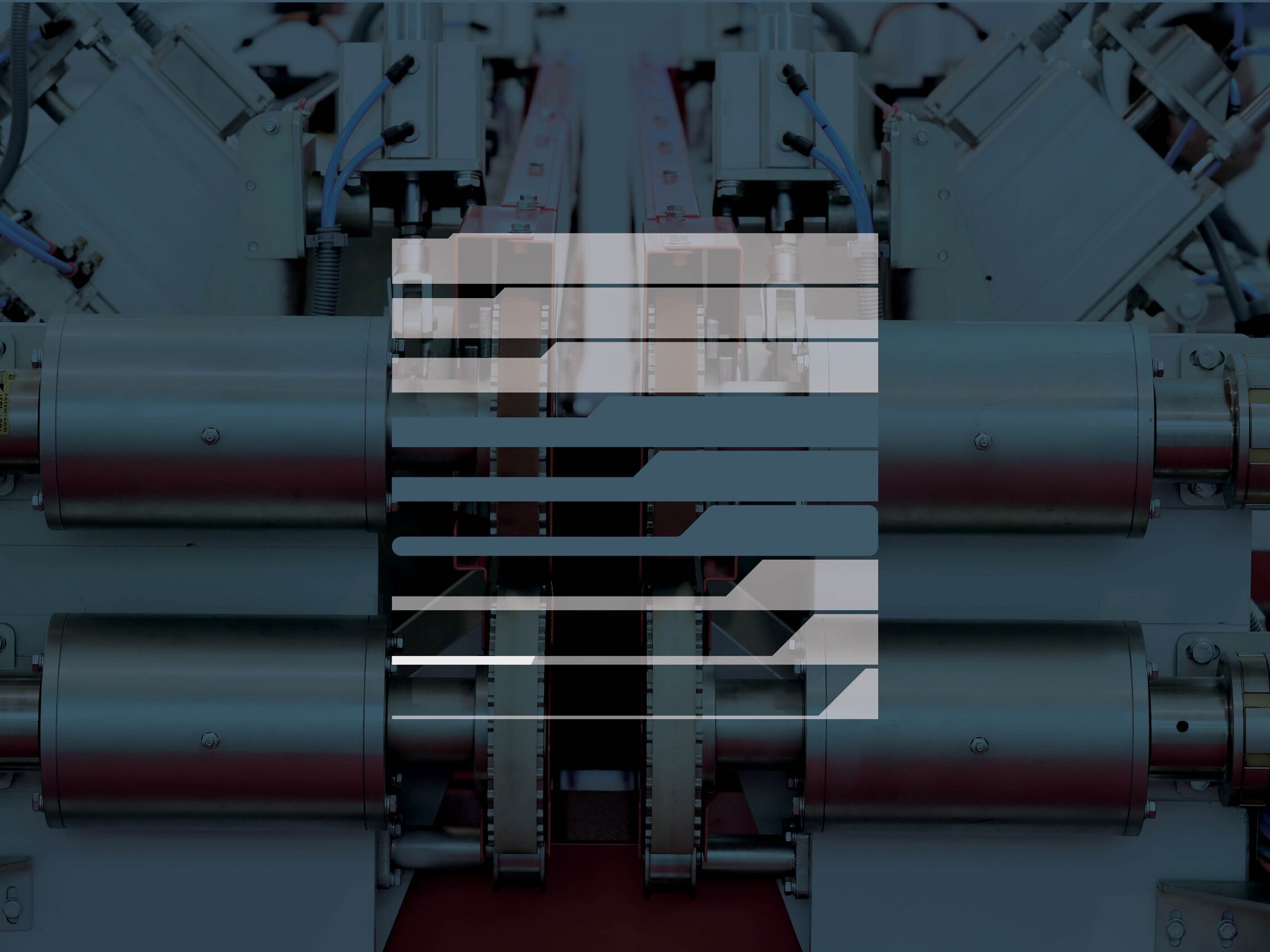 Macchinario industriale con componenti meccaniche e grafica astratta sovrapposta.