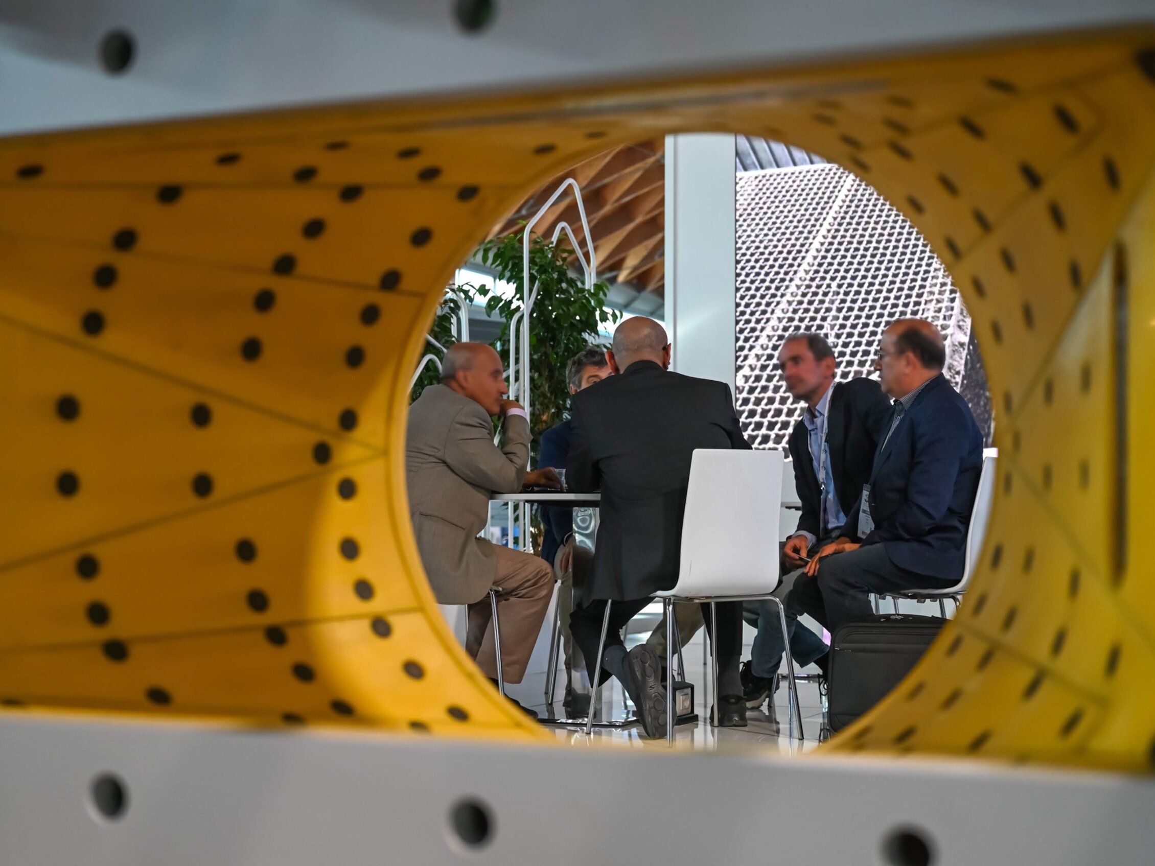 Gruppo di professionisti in riunione all’interno di TECNA.